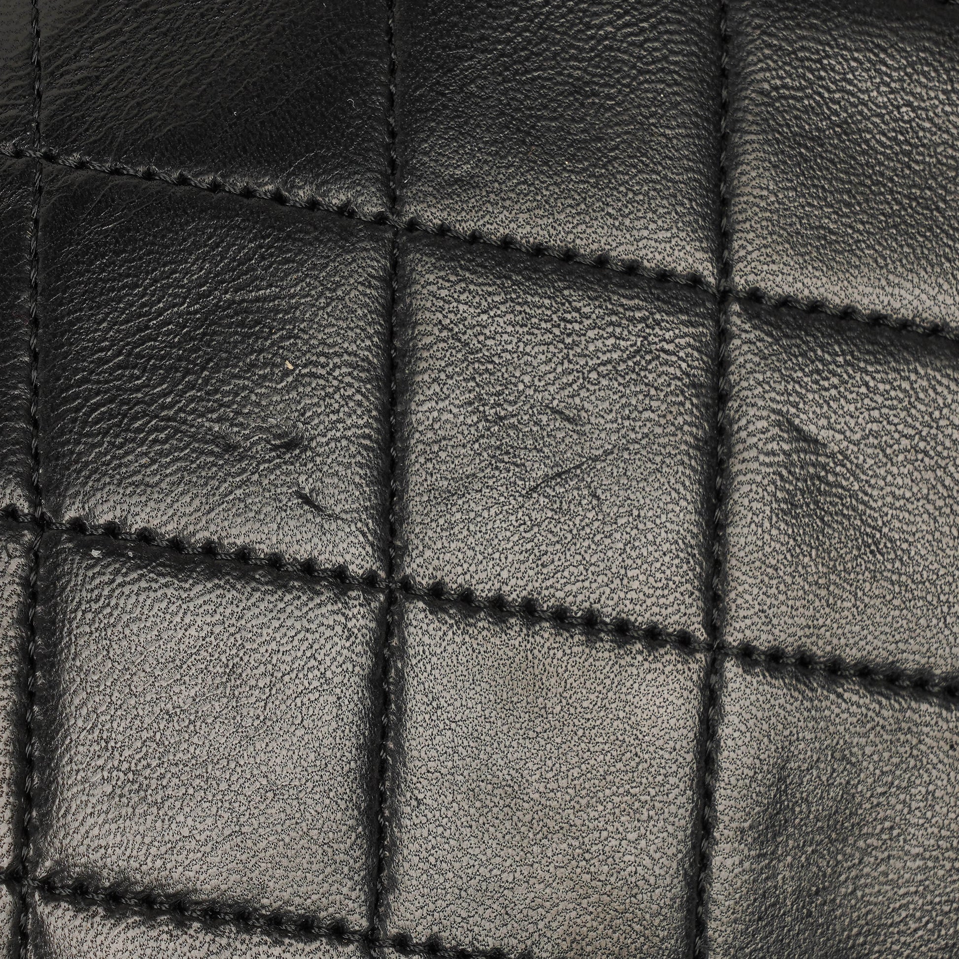 CHANEL Classic Full Flap Bag aus schwarzem gestepptem Lammleder mit 24K vergoldeten Beschlägen