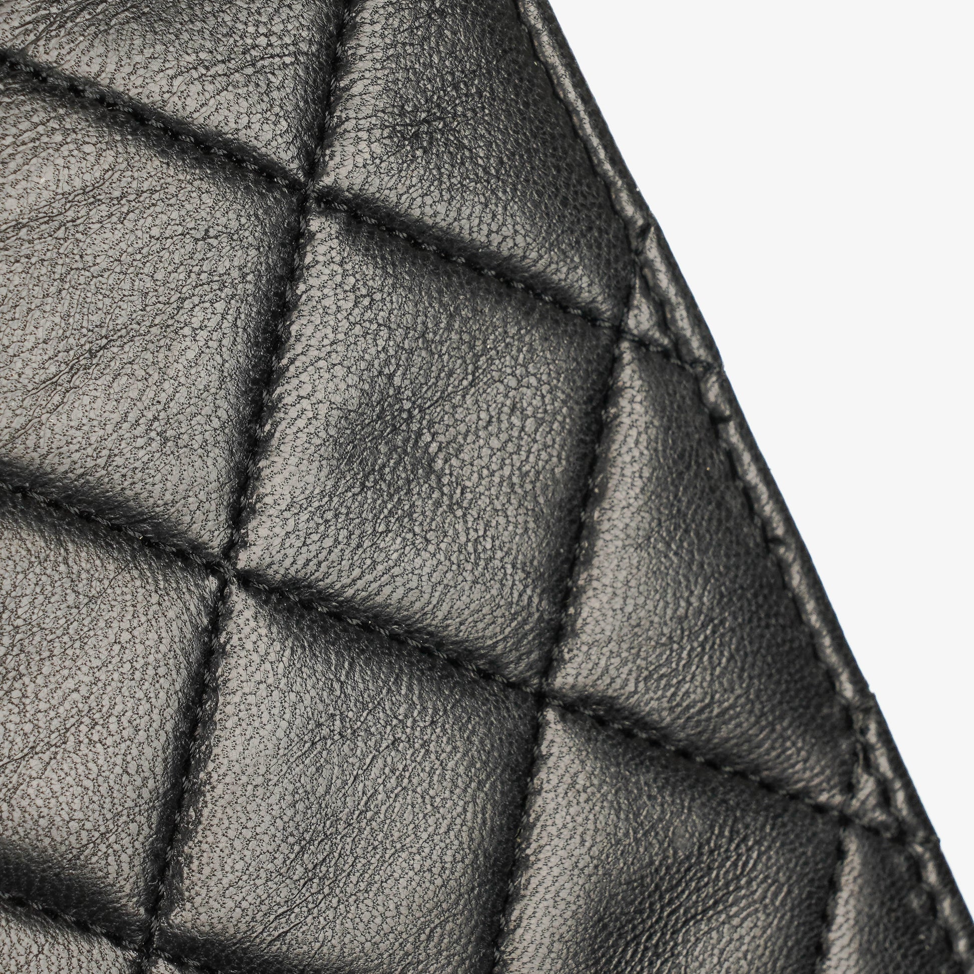 CHANEL Classic Full Flap Bag aus schwarzem gestepptem Lammleder mit 24K vergoldeten Beschlägen