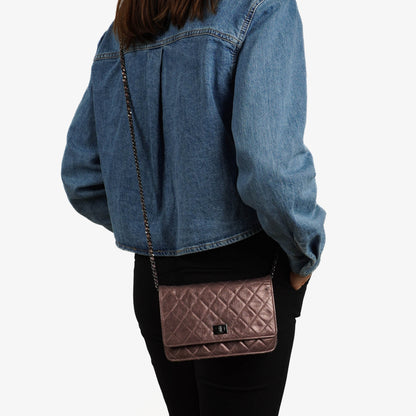 CHANEL 2.55 Reissue Wallet on Chain WOC aus lila gestepptem gealtertem Metallic-Kalbsleder