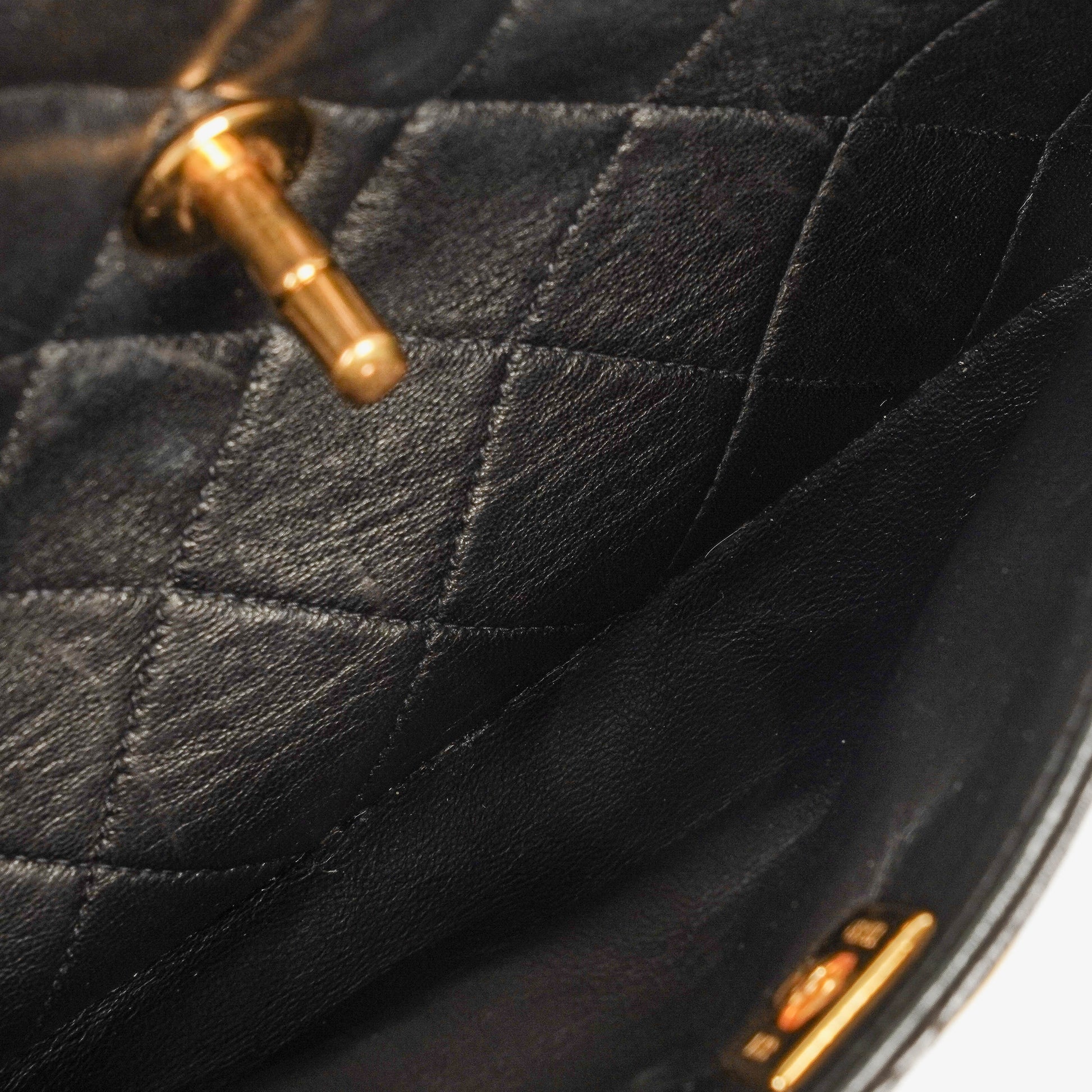 Chanel Vintage Camera Bag mit Fronttasche aus schwarzem gestepptem Leder mit 24K vergoldeter Hardware