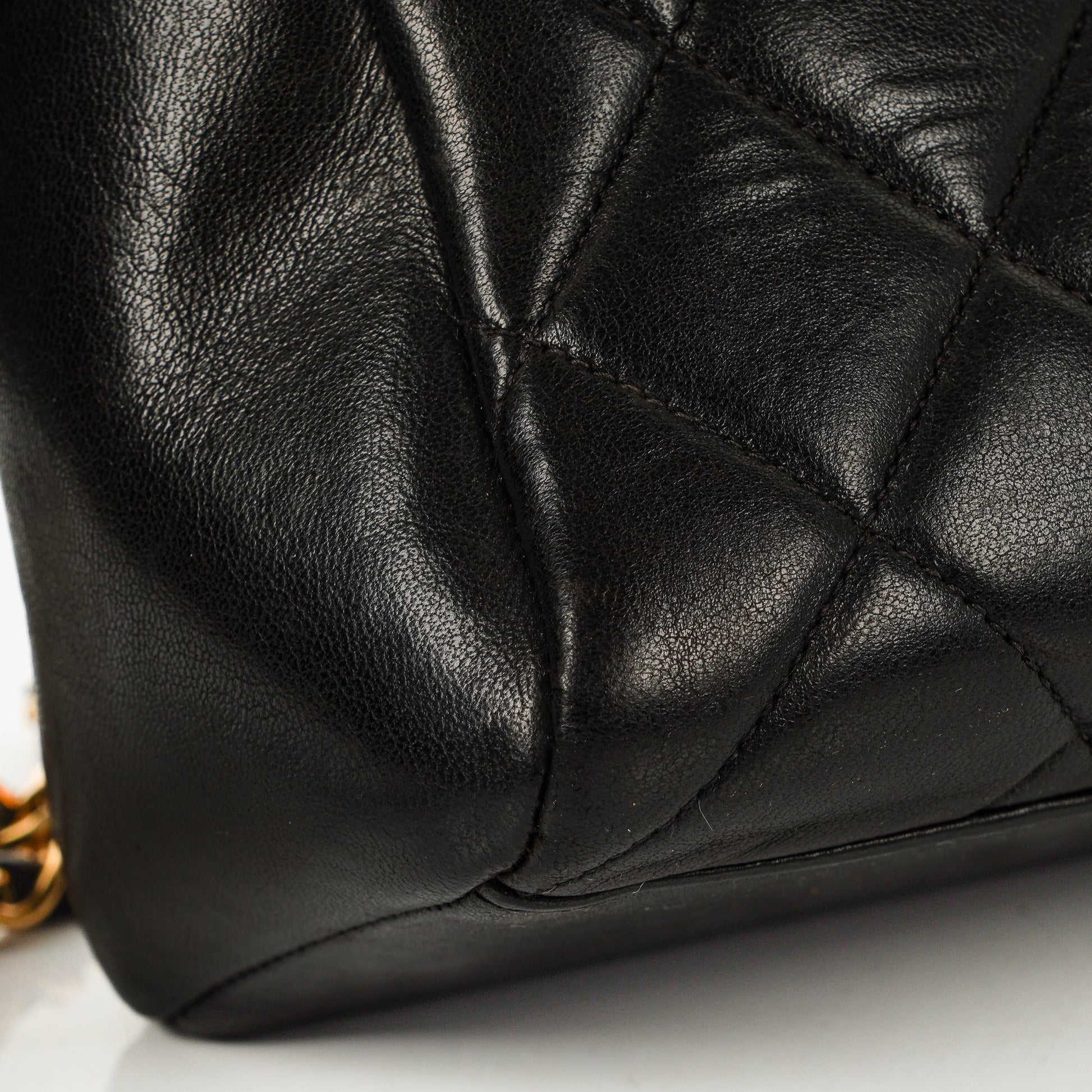Chanel Vintage Camera Bag mit Fronttasche aus schwarzem gestepptem Leder mit 24K vergoldeter Hardware