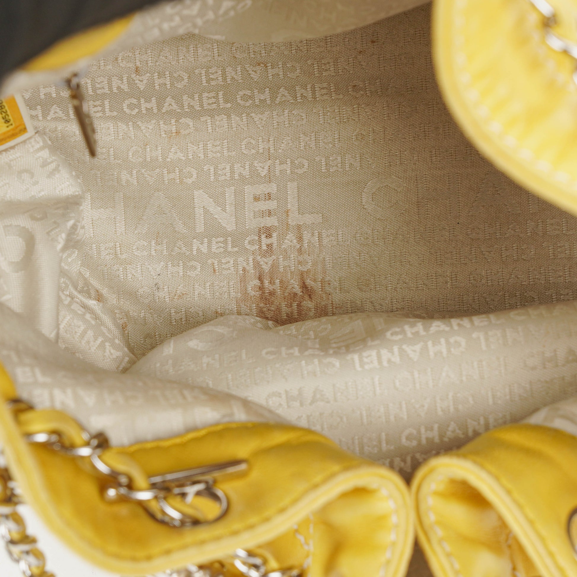 Chanel Bucket Bag aus gelbem Lammleder mit Kontrastnähten und Kordelzug, 2005-2006