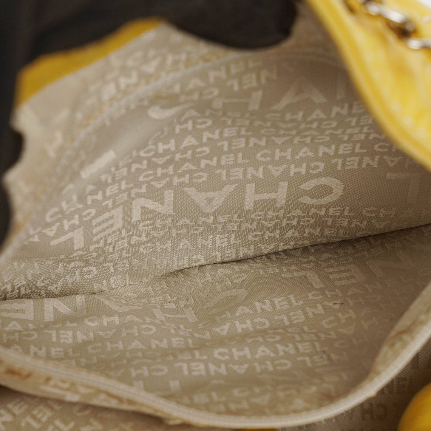 Chanel Bucket Bag aus gelbem Lammleder mit Kontrastnähten und Kordelzug, 2005-2006