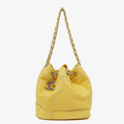 Chanel Bucket Bag aus gelbem Lammleder mit Kontrastnähten und Kordelzug, 2005-2006