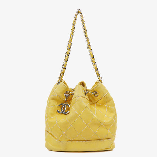 Chanel Bucket Bag aus gelbem Lammleder mit Kontrastnähten und Kordelzug, 2005-2006