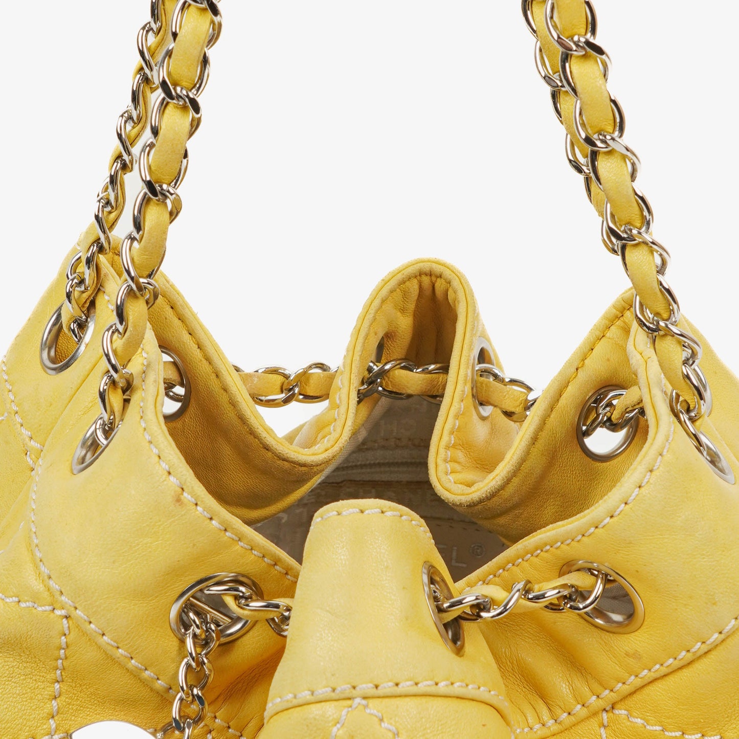 Chanel Bucket Bag aus gelbem Lammleder mit Kontrastnähten und Kordelzug, 2005-2006
