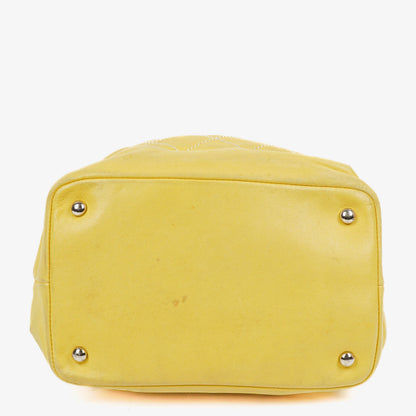 Chanel Bucket Bag aus gelbem Lammleder mit Kontrastnähten und Kordelzug, 2005-2006