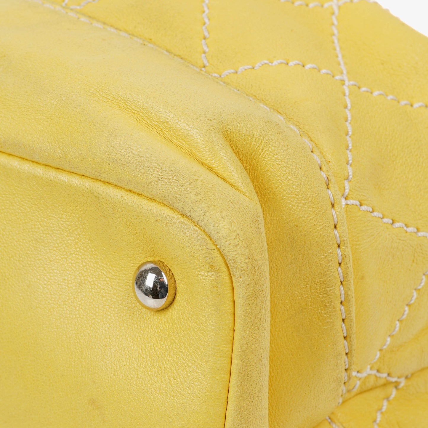 Chanel Bucket Bag aus gelbem Lammleder mit Kontrastnähten und Kordelzug, 2005-2006