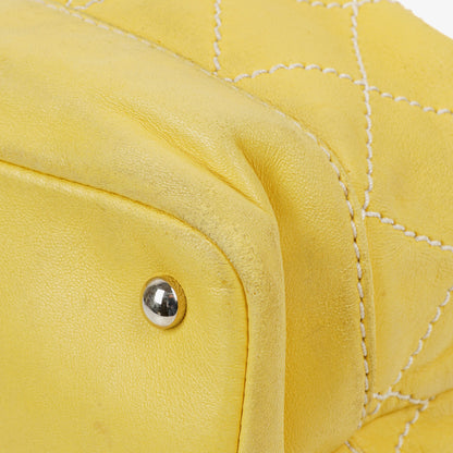 Chanel Bucket Bag aus gelbem Lammleder mit Kontrastnähten und Kordelzug, 2005-2006