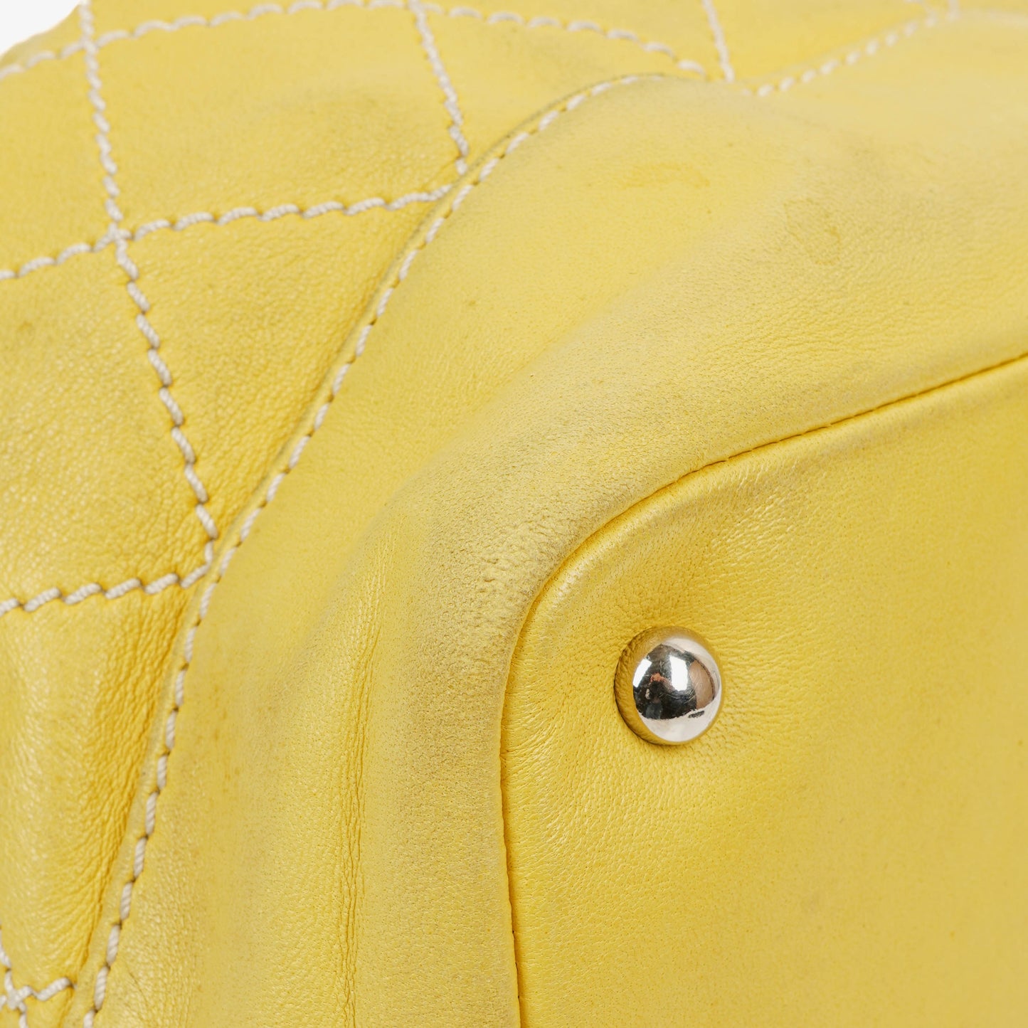 Chanel Bucket Bag aus gelbem Lammleder mit Kontrastnähten und Kordelzug, 2005-2006