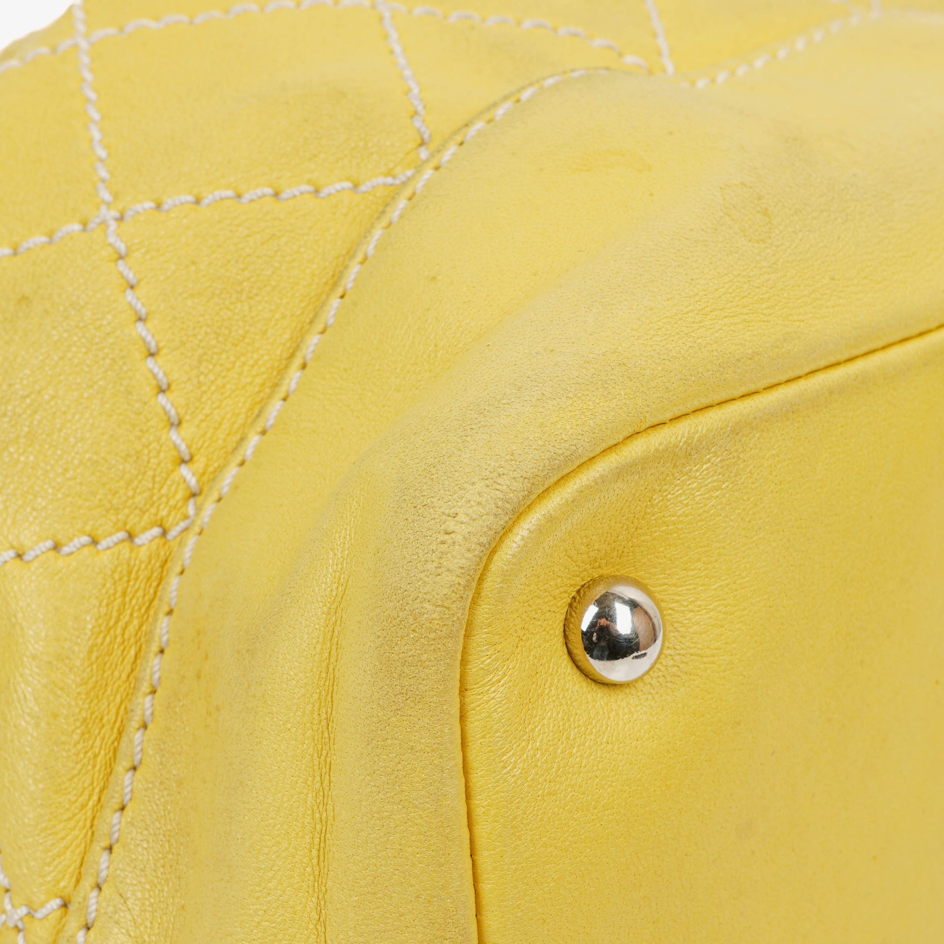 Chanel Bucket Bag aus gelbem Lammleder mit Kontrastnähten und Kordelzug, 2005-2006