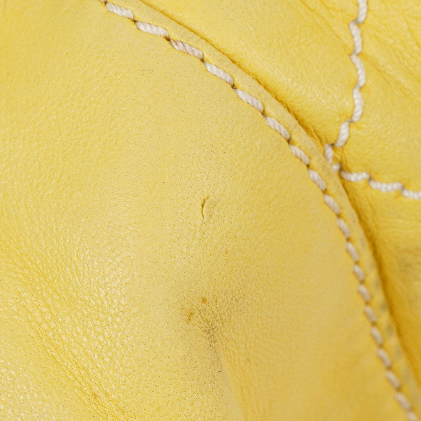 Chanel Bucket Bag aus gelbem Lammleder mit Kontrastnähten und Kordelzug, 2005-2006