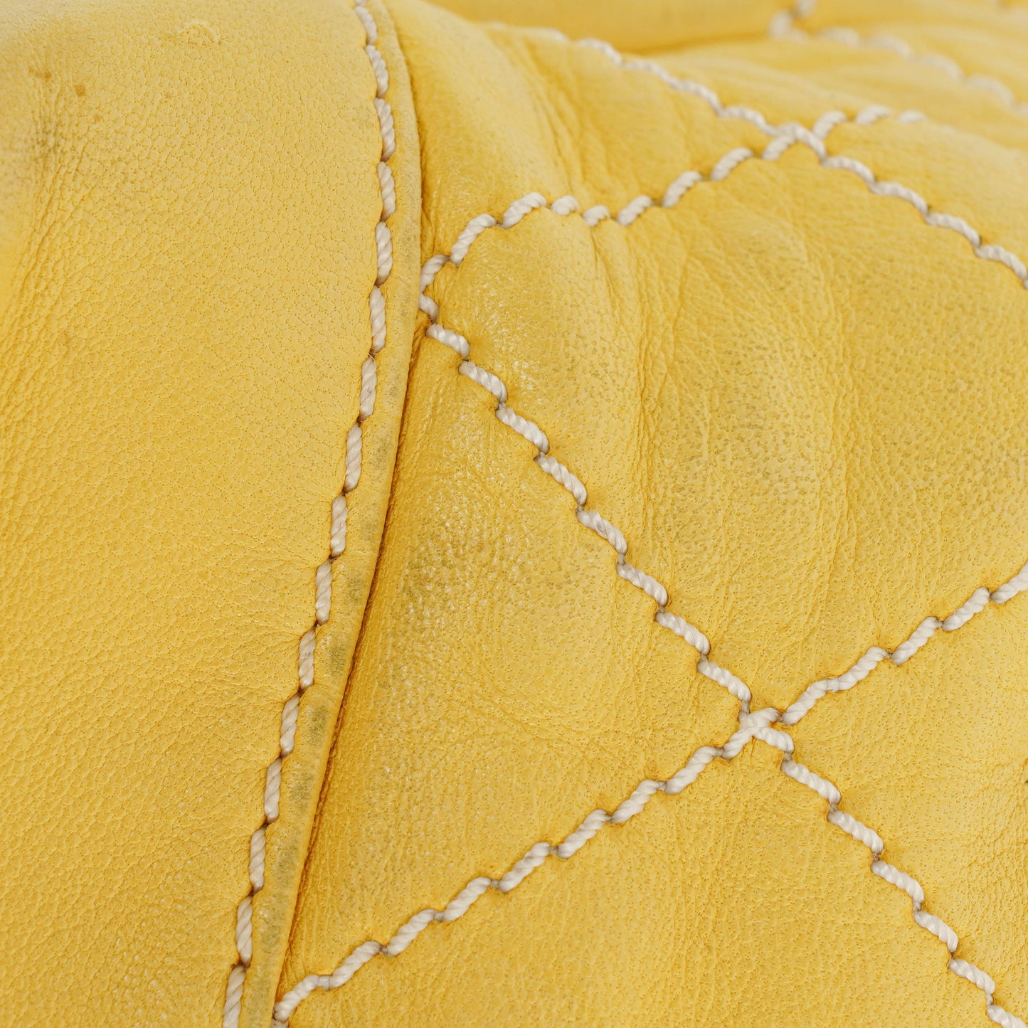 Chanel Bucket Bag aus gelbem Lammleder mit Kontrastnähten und Kordelzug, 2005-2006