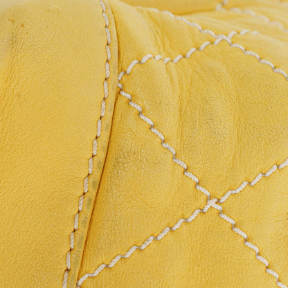 Chanel Bucket Bag aus gelbem Lammleder mit Kontrastnähten und Kordelzug, 2005-2006