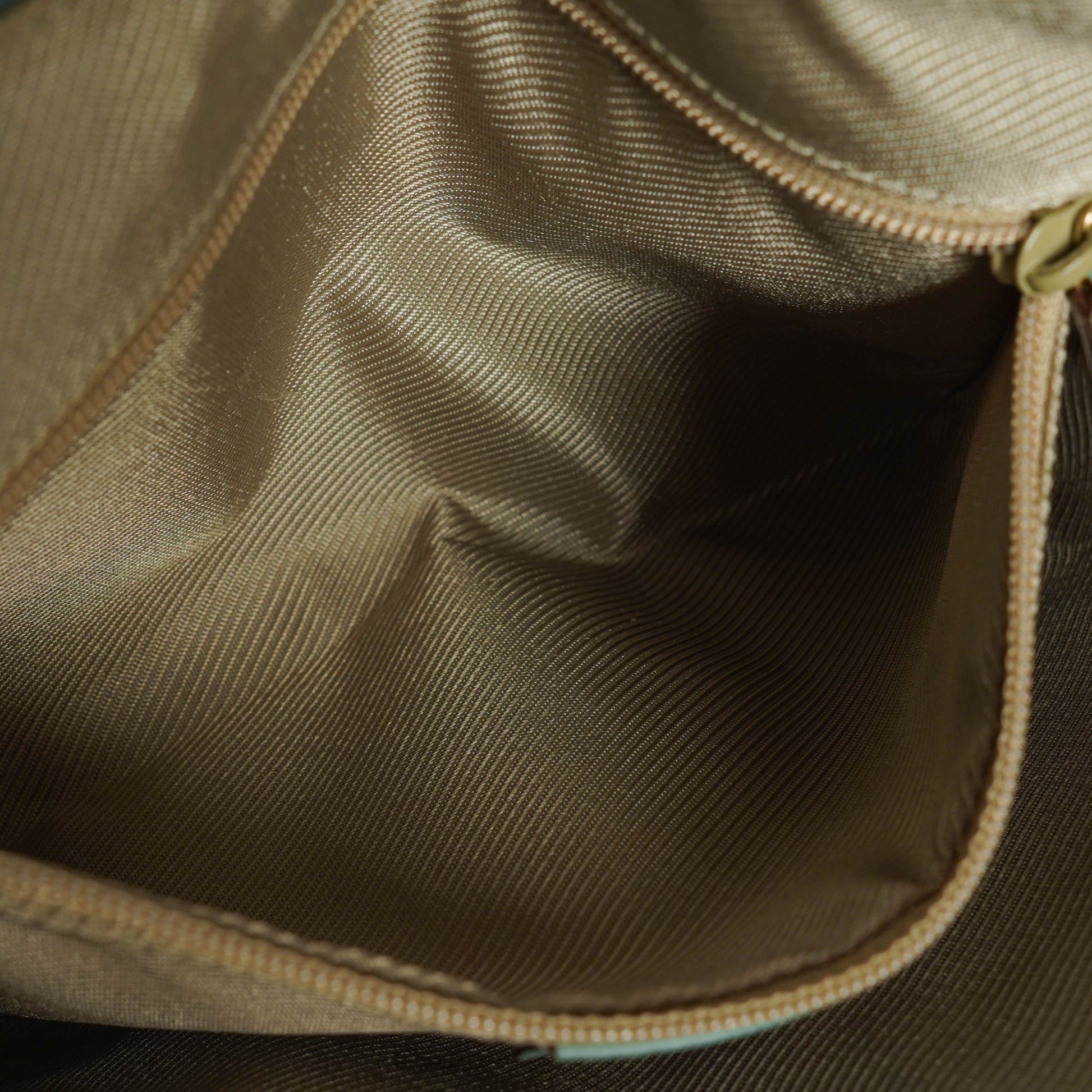 Gucci Handle Ring Hobo-Tasche aus Wildleder und Leder mit geflochtenem Griff
