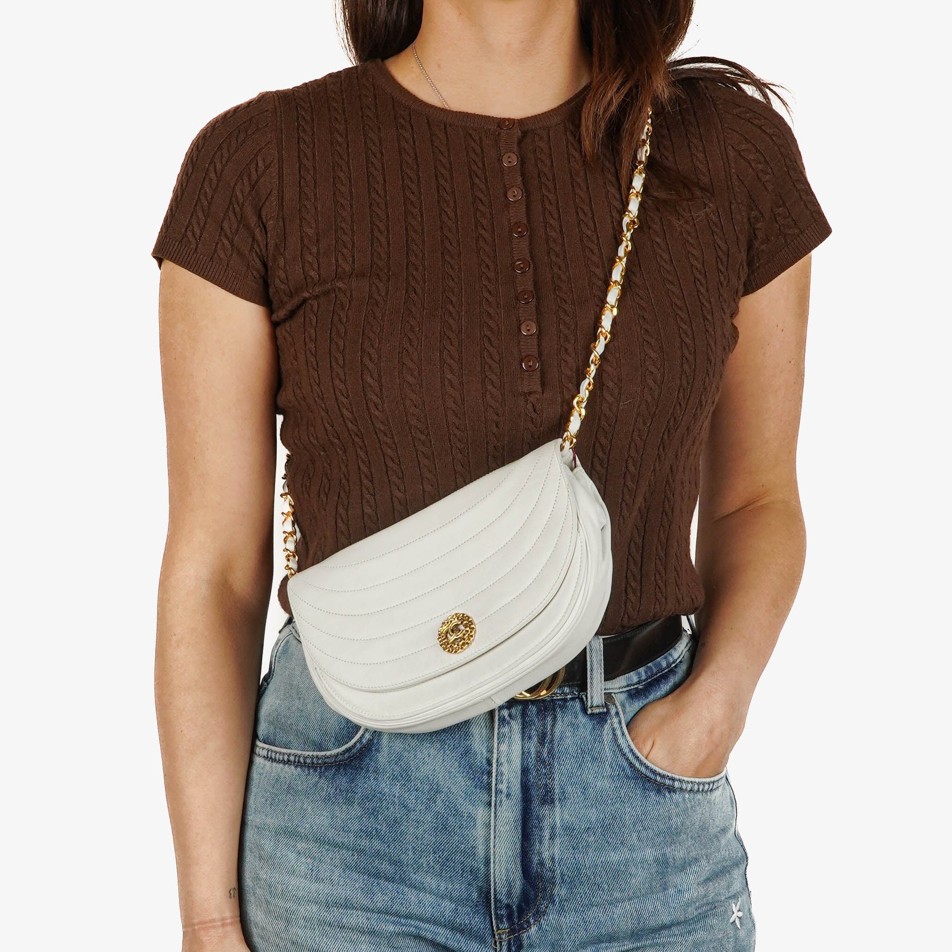 Chanel Classic Half Moon Klappentasche aus weißem Lammleder