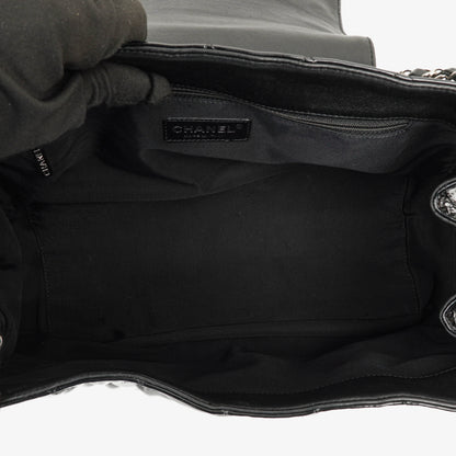 Chanel Reissue Akkordeon Flap Tasche aus schwarzem gestepptem Lackleder