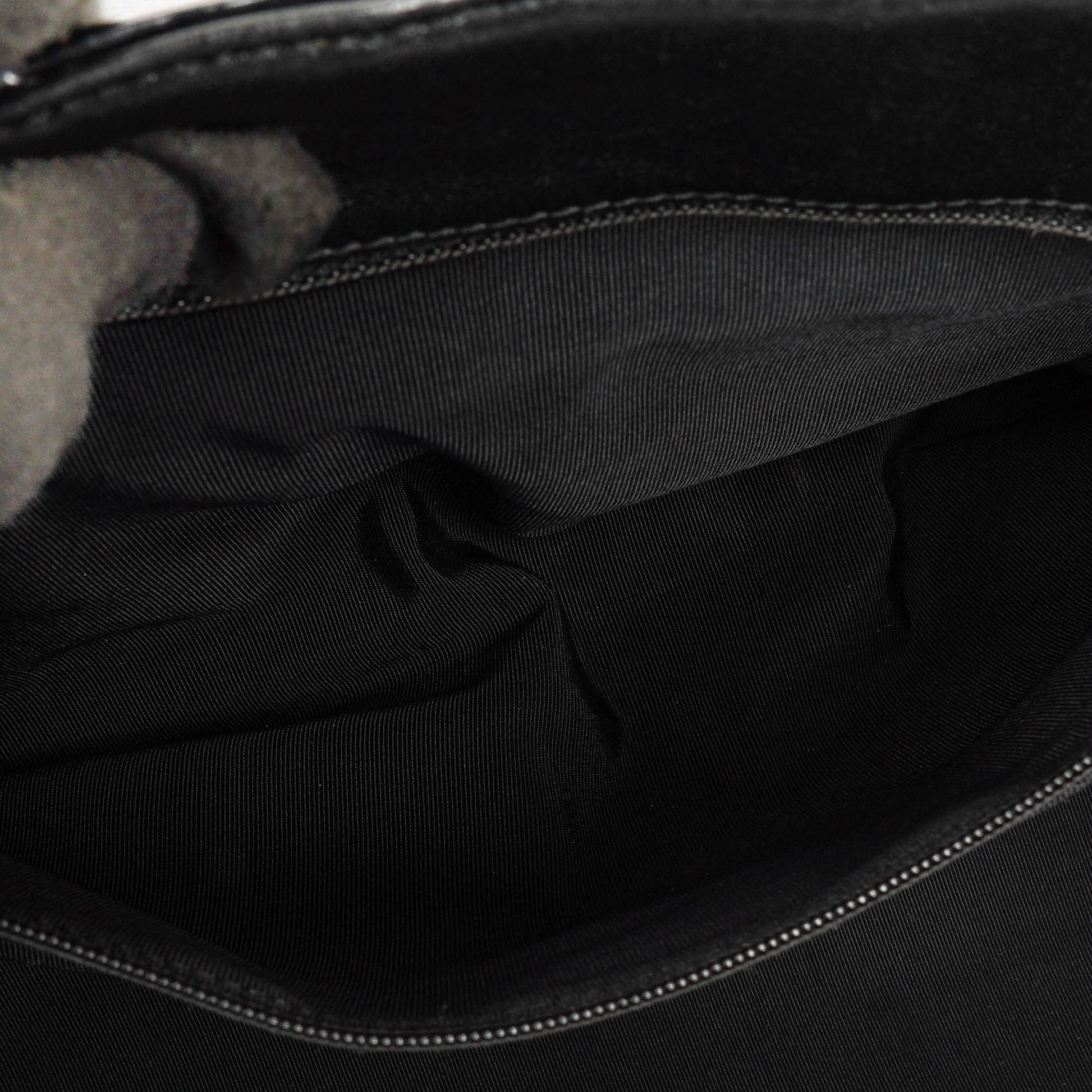 Chanel Reissue Akkordeon Flap Tasche aus schwarzem gestepptem Lackleder