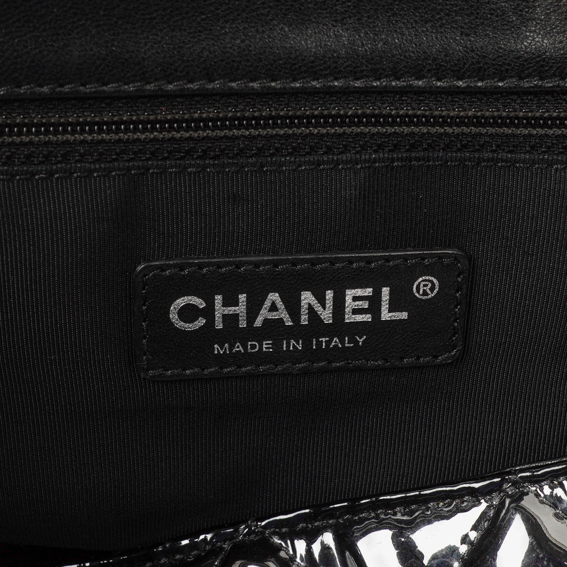Chanel Reissue Akkordeon Flap Tasche aus schwarzem gestepptem Lackleder