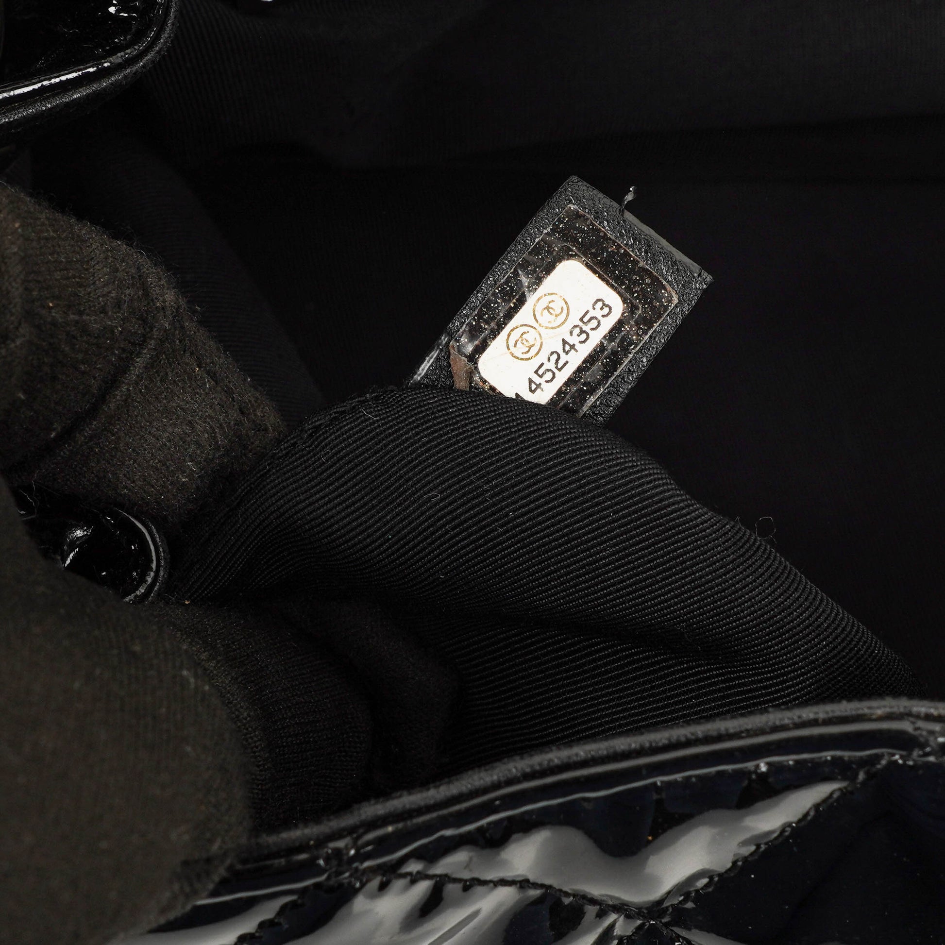 Chanel Reissue Akkordeon Flap Tasche aus schwarzem gestepptem Lackleder