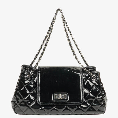Chanel Reissue Akkordeon Flap Tasche aus schwarzem gestepptem Lackleder