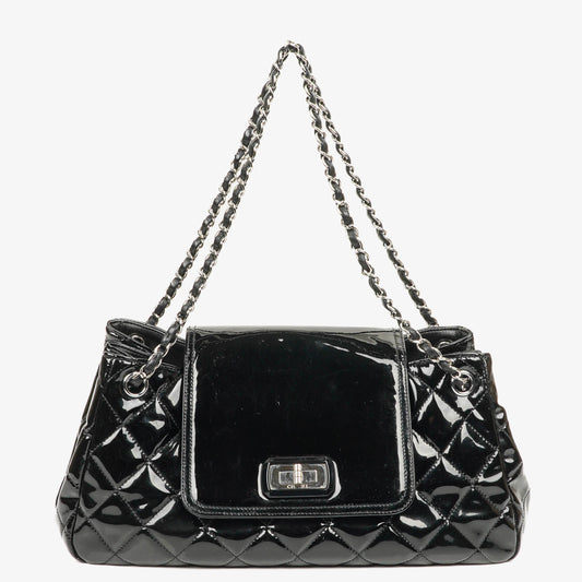Chanel Reissue Akkordeon Flap Tasche aus schwarzem gestepptem Lackleder