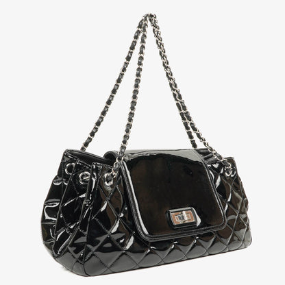 Chanel Reissue Akkordeon Flap Tasche aus schwarzem gestepptem Lackleder