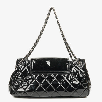 Chanel Reissue Akkordeon Flap Tasche aus schwarzem gestepptem Lackleder