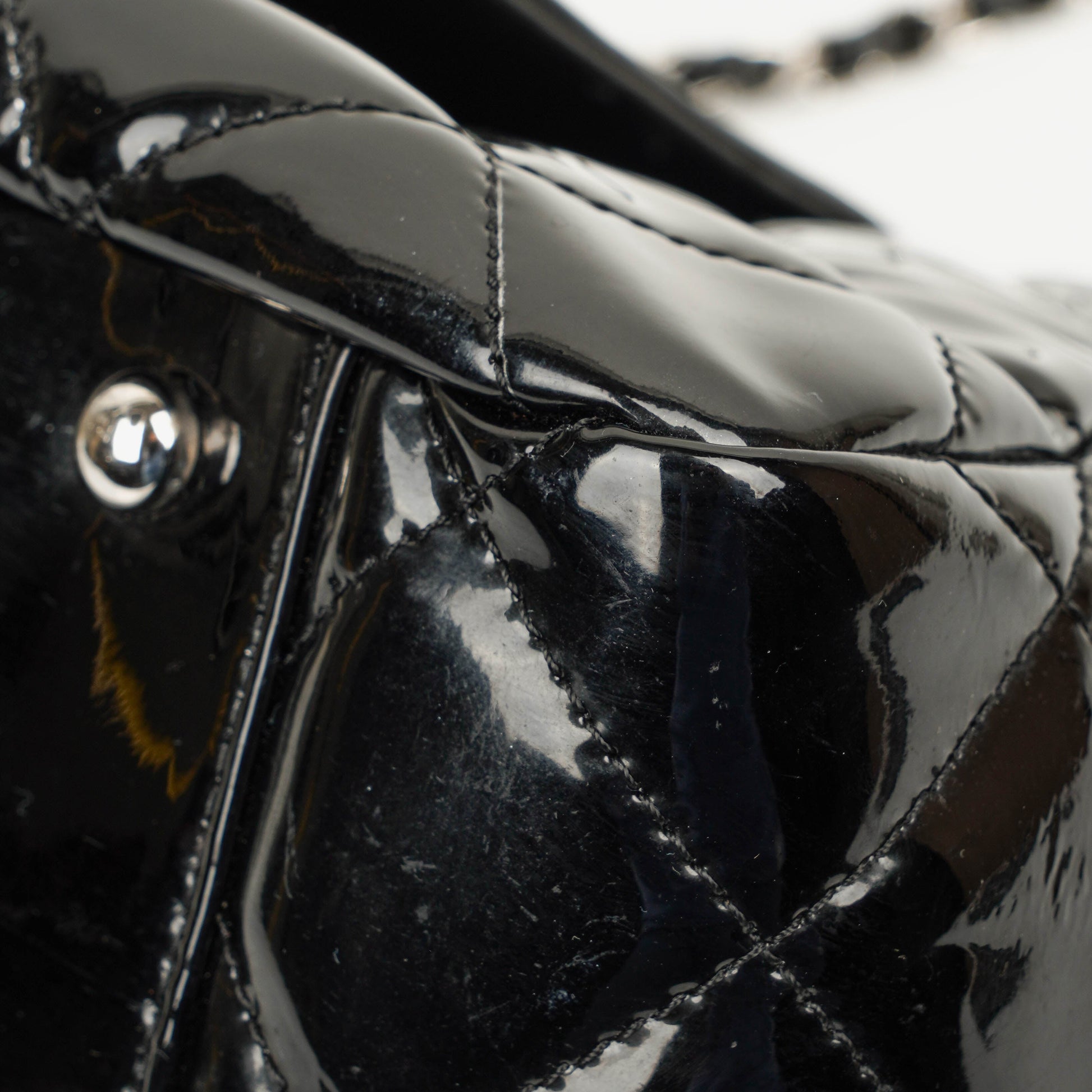 Chanel Reissue Akkordeon Flap Tasche aus schwarzem gestepptem Lackleder