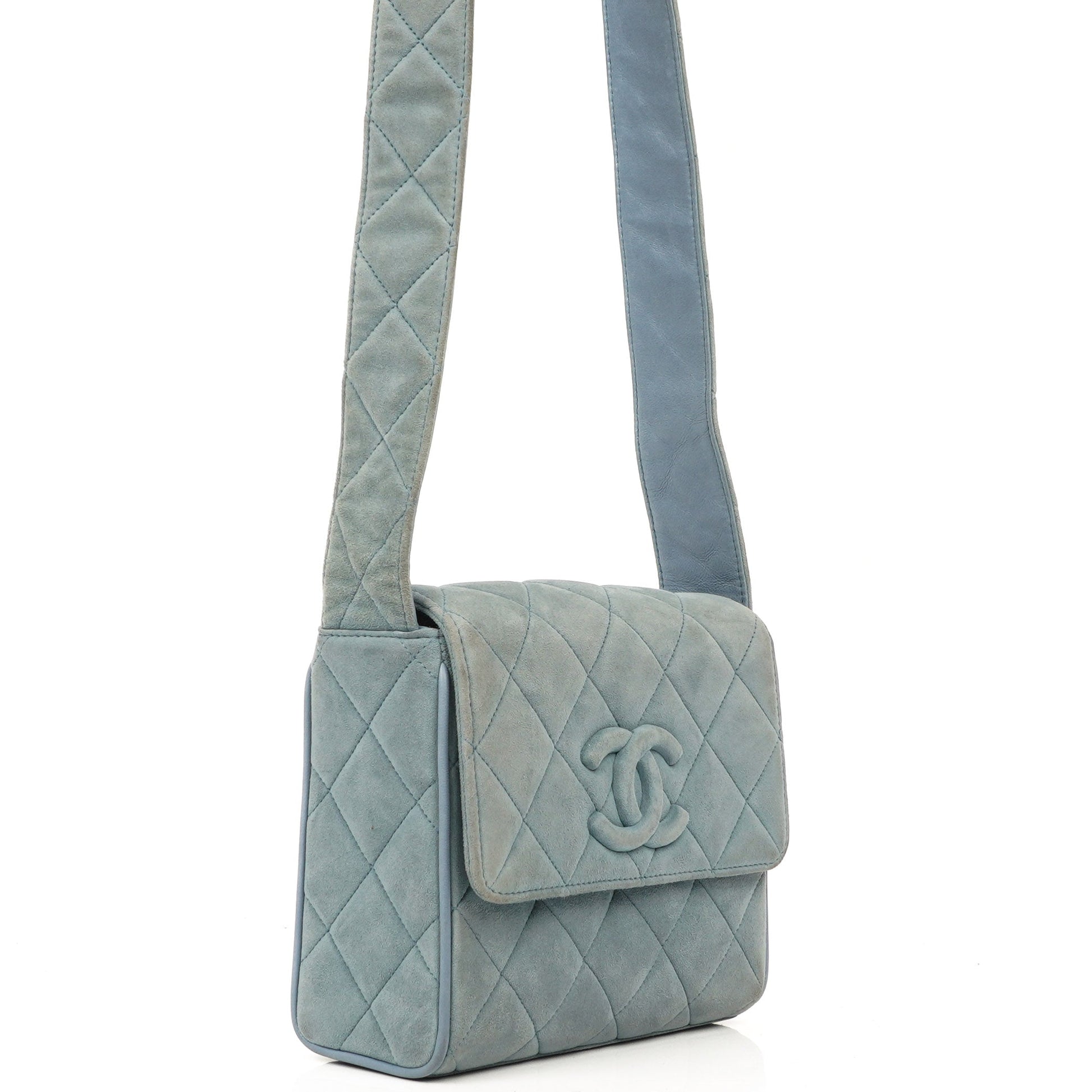 Chanel Small CC Flap Crossbody Tasche aus hellblauem gestepptem Wildleder