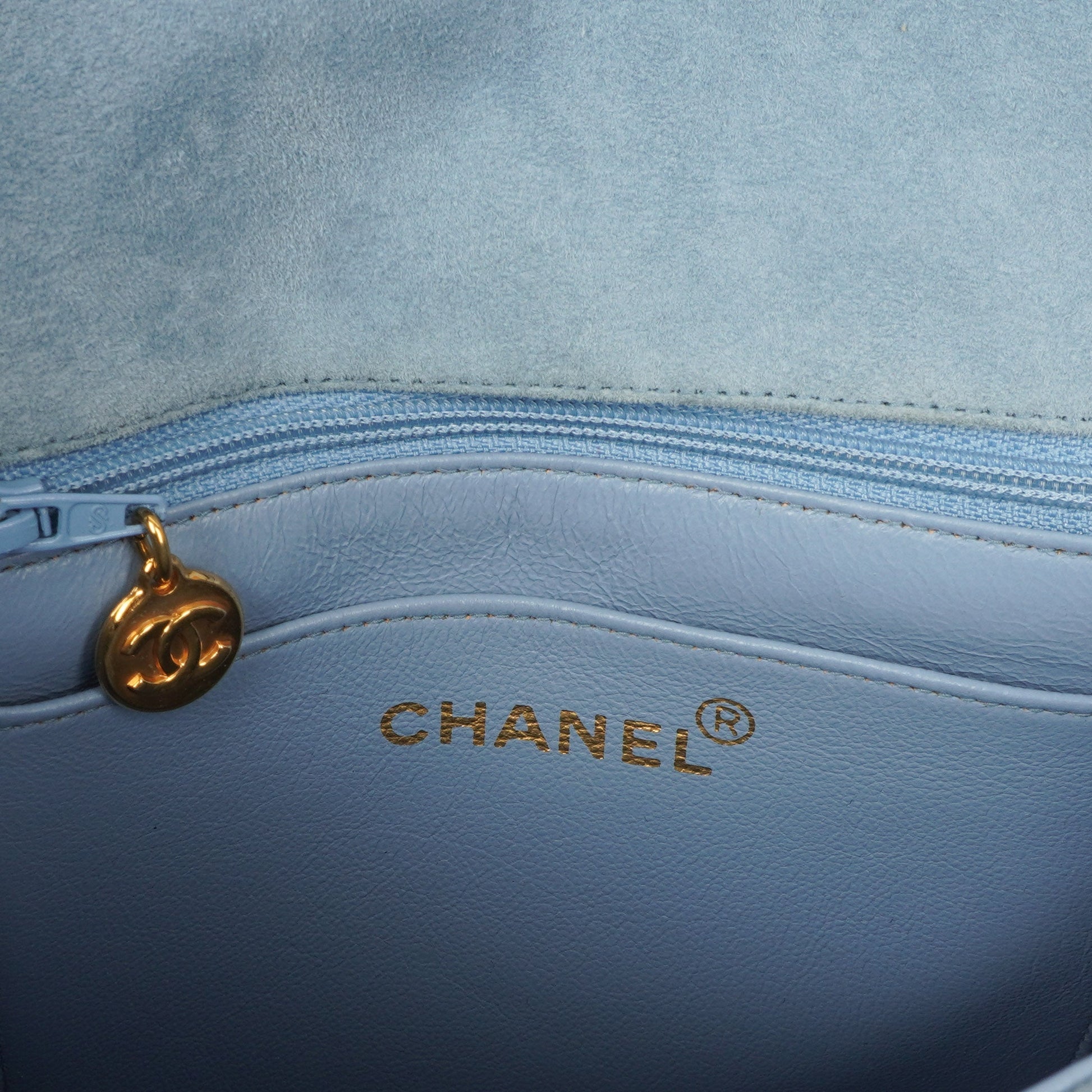 Chanel Small CC Flap Crossbody Tasche aus hellblauem gestepptem Wildleder