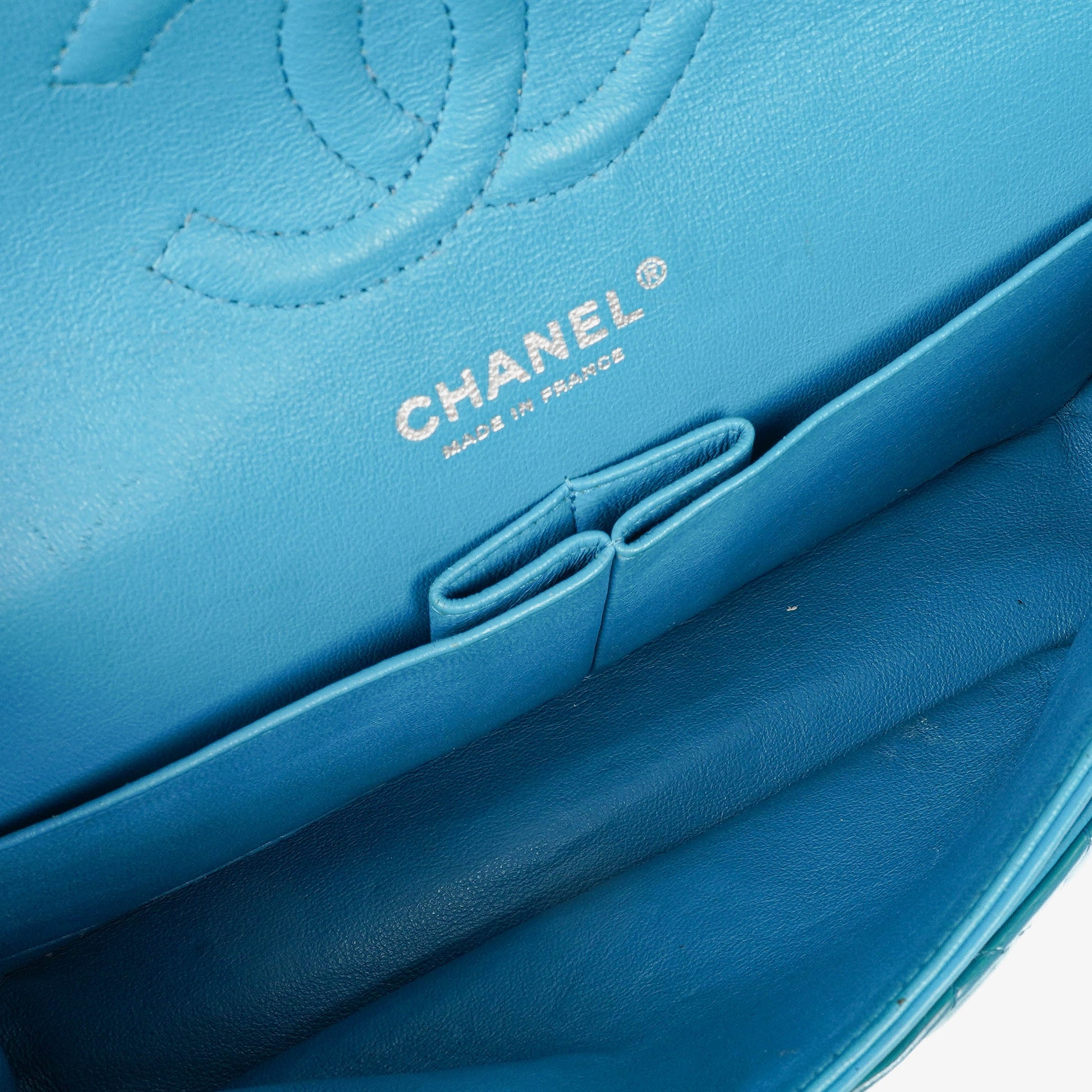 Chanel mittelgroße Classic Double Flap Tasche aus blauem Lack-Steppleder mit silberfarbener Hardware