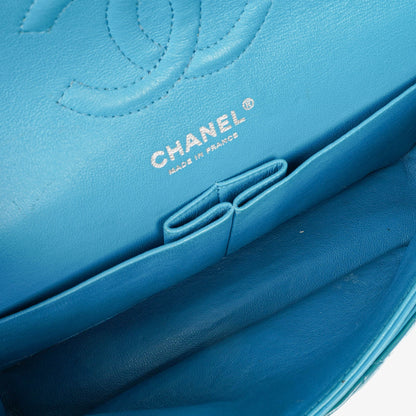 Chanel mittelgroße Classic Double Flap Tasche aus blauem Lack-Steppleder mit silberfarbener Hardware