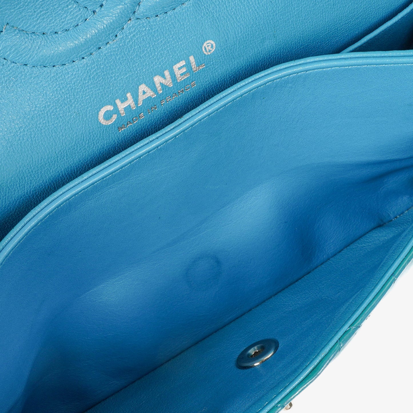 Chanel mittelgroße Classic Double Flap Tasche aus blauem Lack-Steppleder mit silberfarbener Hardware