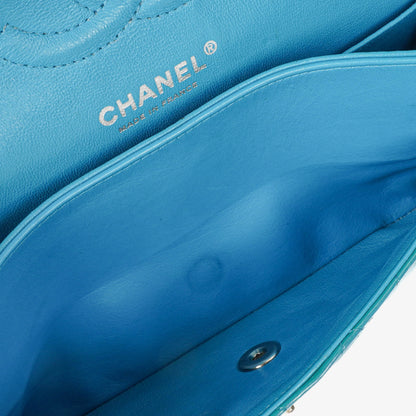 Chanel mittelgroße Classic Double Flap Tasche aus blauem Lack-Steppleder mit silberfarbener Hardware
