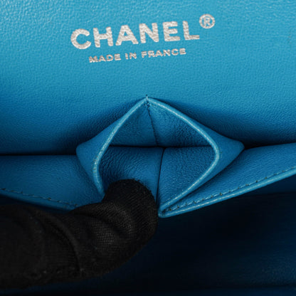Chanel mittelgroße Classic Double Flap Tasche aus blauem Lack-Steppleder mit silberfarbener Hardware