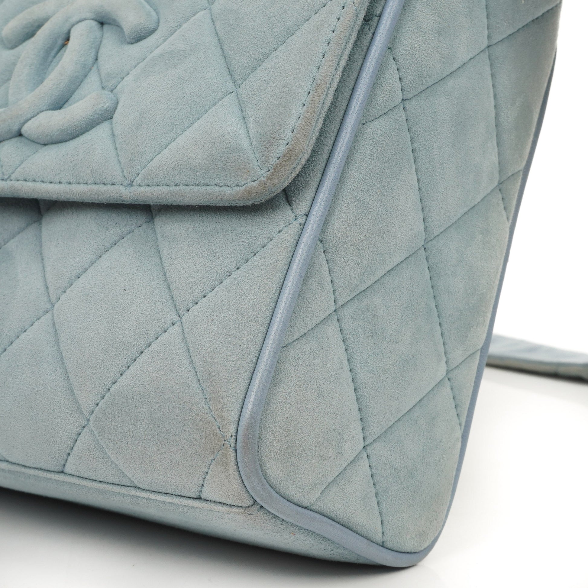 Chanel Small CC Flap Crossbody Tasche aus hellblauem gestepptem Wildleder