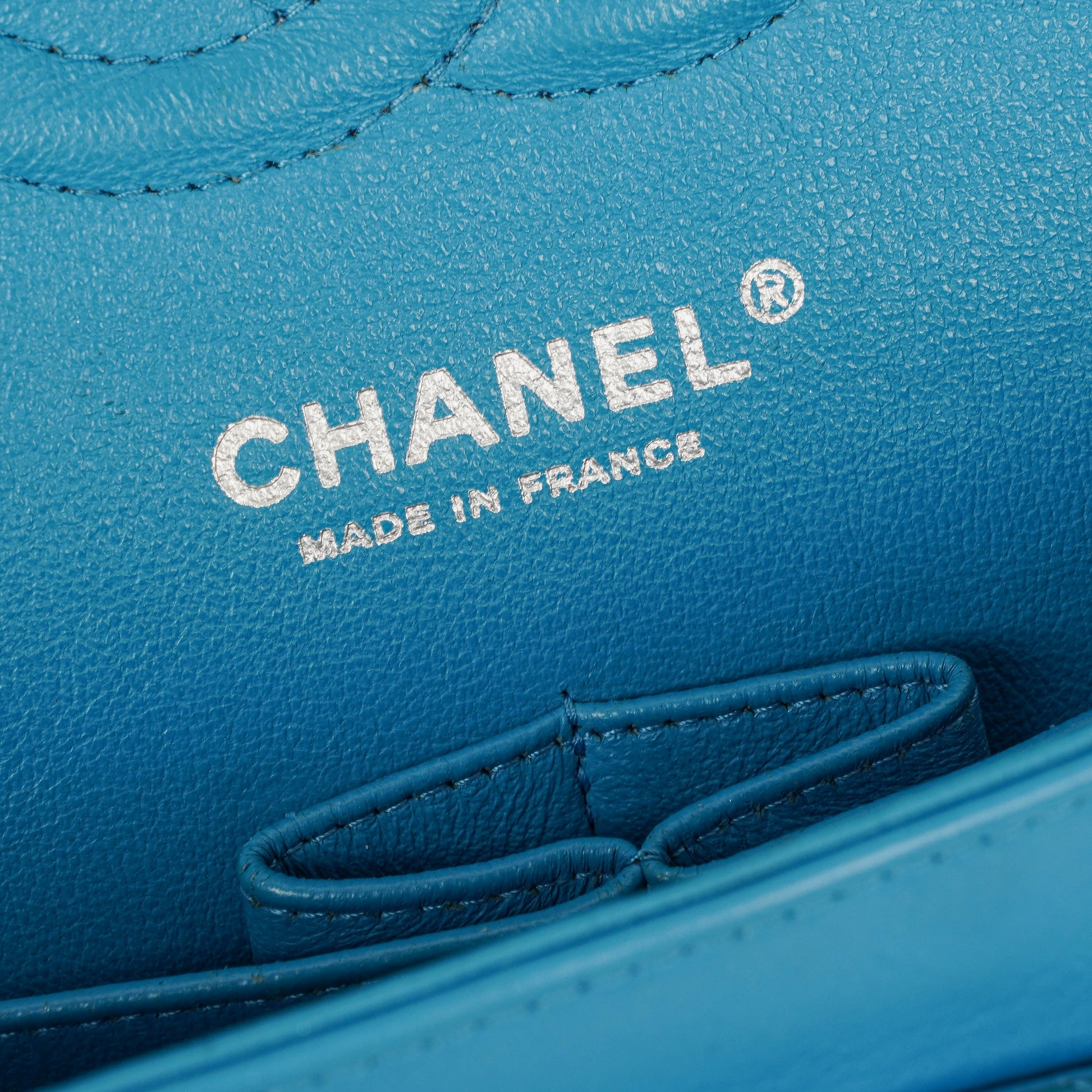 Chanel mittelgroße Classic Double Flap Tasche aus blauem Lack-Steppleder mit silberfarbener Hardware