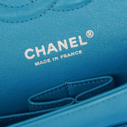 Chanel mittelgroße Classic Double Flap Tasche aus blauem Lack-Steppleder mit silberfarbener Hardware