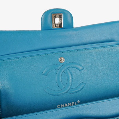 Chanel mittelgroße Classic Double Flap Tasche aus blauem Lack-Steppleder mit silberfarbener Hardware