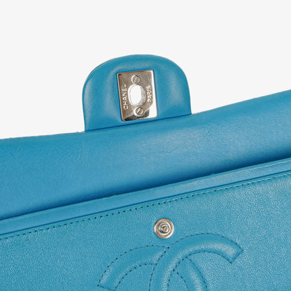 Chanel mittelgroße Classic Double Flap Tasche aus blauem Lack-Steppleder mit silberfarbener Hardware
