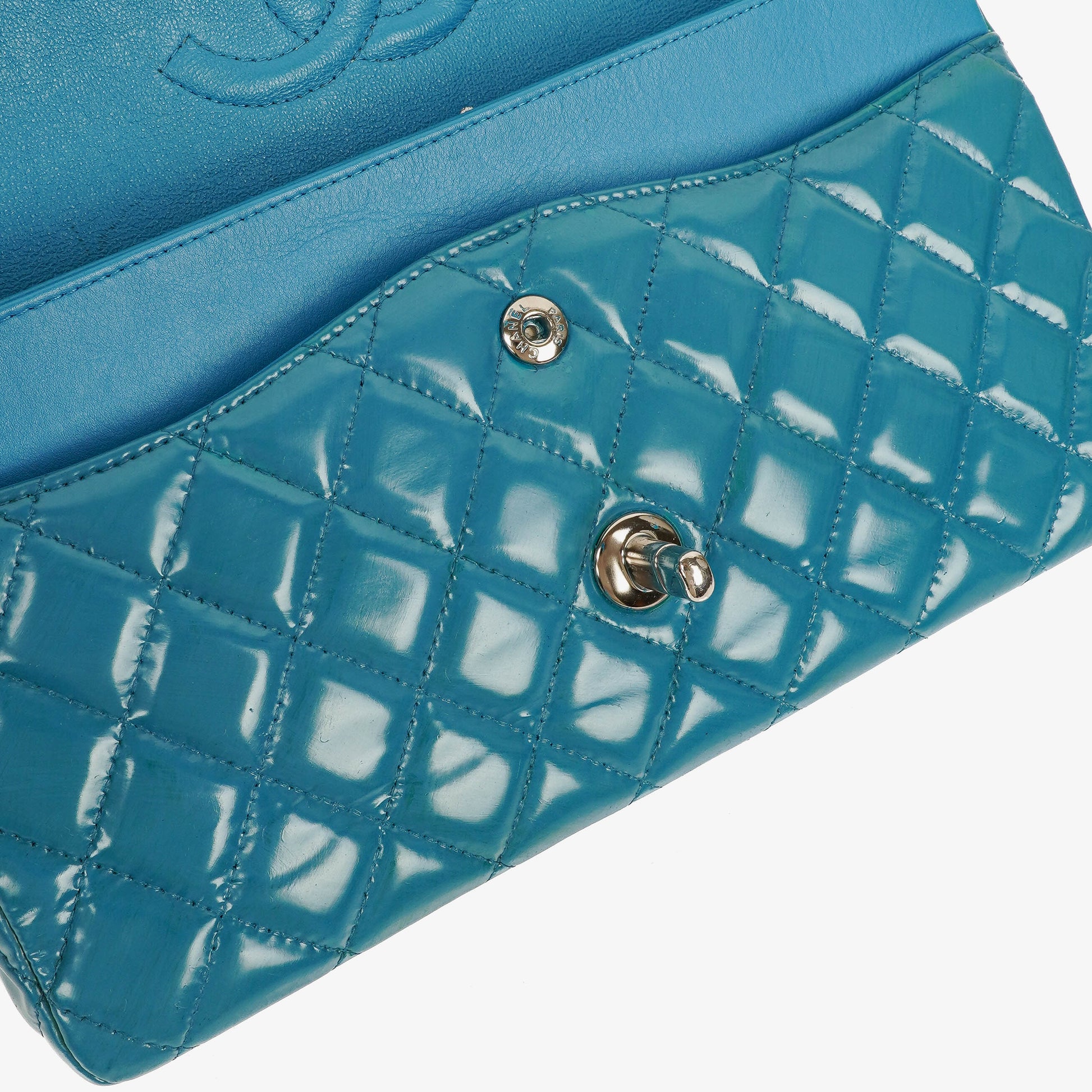 Chanel mittelgroße Classic Double Flap Tasche aus blauem Lack-Steppleder mit silberfarbener Hardware