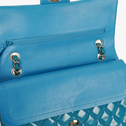 Chanel mittelgroße Classic Double Flap Tasche aus blauem Lack-Steppleder mit silberfarbener Hardware