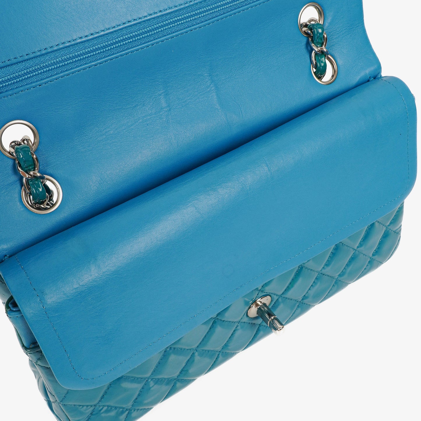 Chanel mittelgroße Classic Double Flap Tasche aus blauem Lack-Steppleder mit silberfarbener Hardware