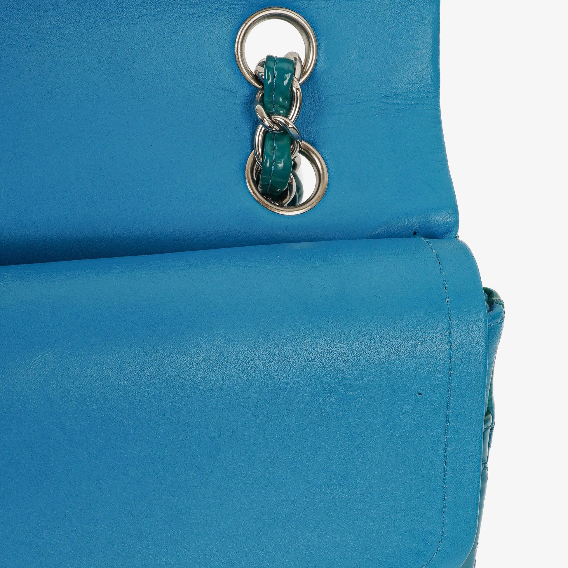 Chanel mittelgroße Classic Double Flap Tasche aus blauem Lack-Steppleder mit silberfarbener Hardware