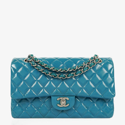 Chanel mittelgroße Classic Double Flap Tasche aus blauem Lack-Steppleder mit silberfarbener Hardware