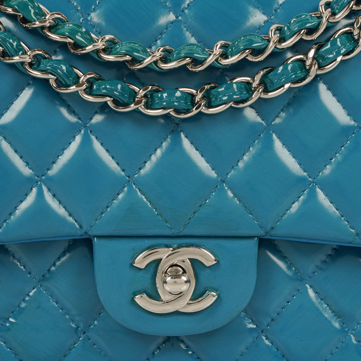 Chanel mittelgroße Classic Double Flap Tasche aus blauem Lack-Steppleder mit silberfarbener Hardware