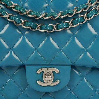 Chanel mittelgroße Classic Double Flap Tasche aus blauem Lack-Steppleder mit silberfarbener Hardware