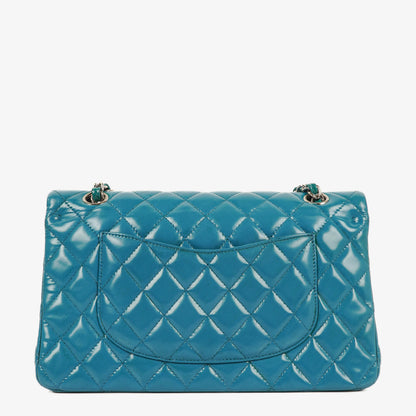 Chanel mittelgroße Classic Double Flap Tasche aus blauem Lack-Steppleder mit silberfarbener Hardware