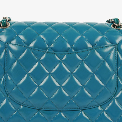Chanel mittelgroße Classic Double Flap Tasche aus blauem Lack-Steppleder mit silberfarbener Hardware
